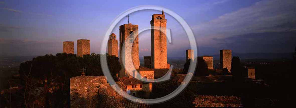 
<P align=center>2003 - Panoramic view of the main towers of S. Gimignano medieval village before a sunset, Chianti land, 25 miles south the province of Florence.</P>