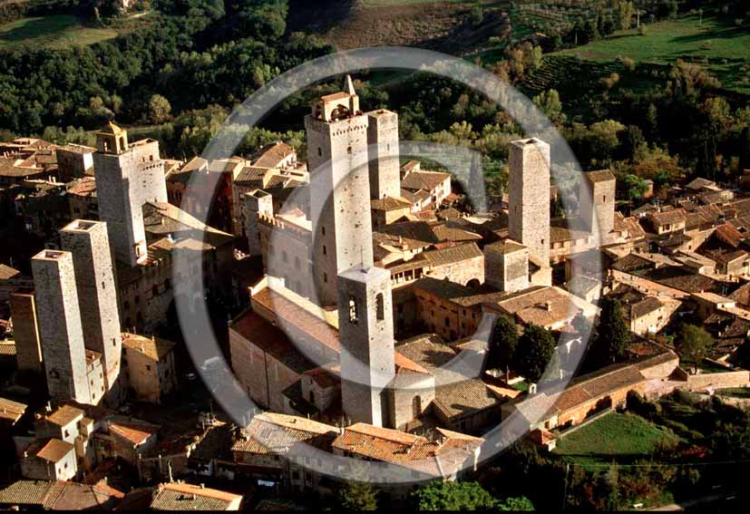 2001 - Aerial view of the towers of S.Gimignano medieval village, Chianti land, 25 miles south the province of Florence.