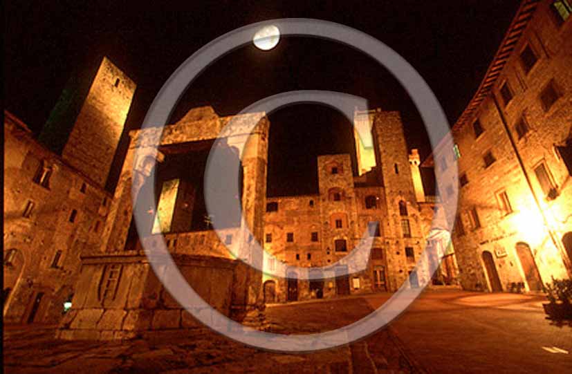 1987 - Night view of the main square 