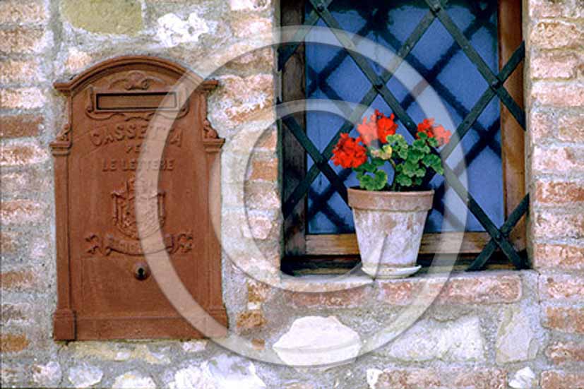 1984 - Tuscan mailbox with Gerani red flower.