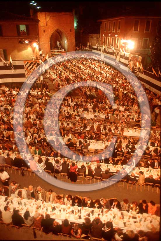 1989 - View of traditional dinning in the square of the Siena town during the four days of the Palio race.