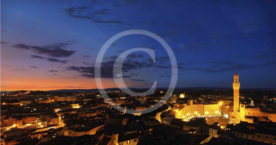2013 - Night panoramic view of the city of Siena with the main square 