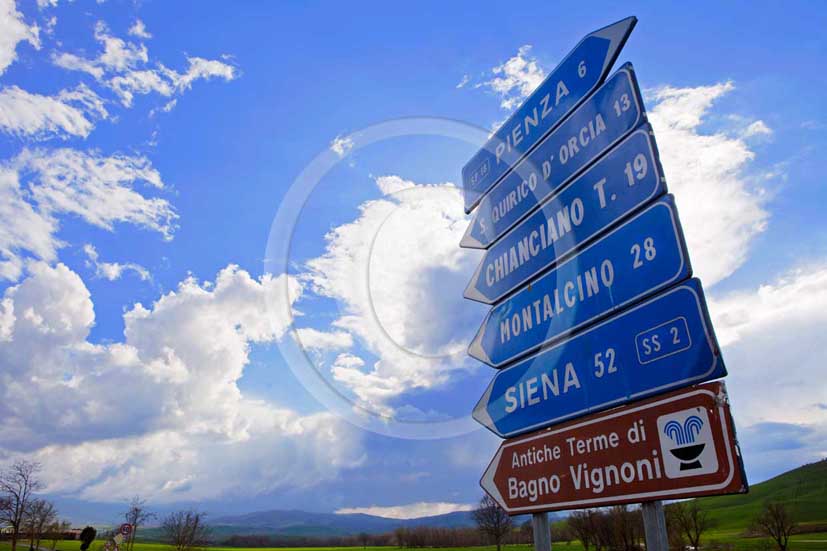 2009 - Turistic signals along tuscan road.