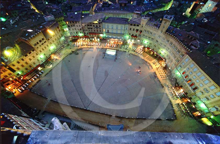 2004 - Night high view of the Siena's main square 
