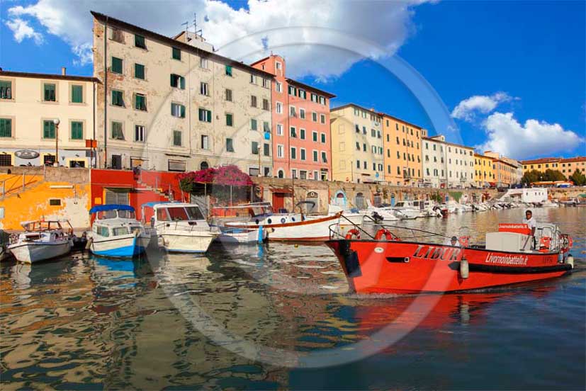 2011 - View of palace of Livorno town with boats into its canal.